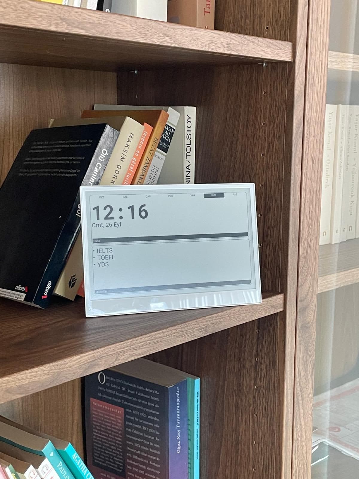 Rafta — büyük saat ve çalışma listesi